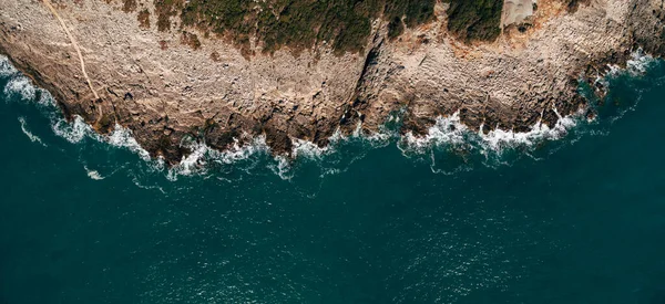 Fondo marino dramático. Costa rocosa del mar Adriático. Olas blancas y espumosas golpean contra la orilla de piedra. — Foto de Stock
