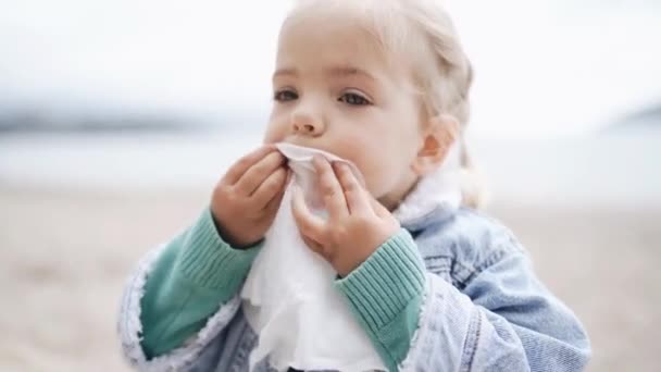 Дитина-дівчина сама протирає рот одноразовою серветкою після їжі . — стокове відео