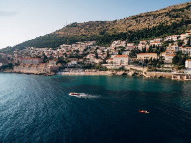 Deniz kıyısındaki kayık ve kano tatil kulübeleriyle birlikte..