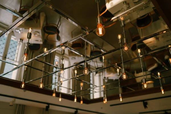 Зеркальный потолок с ретро-лампочками в интерьере ресторана. — стоковое фото