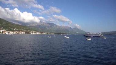 Bir turist teknesi Kotor Körfezi kıyısındaki küçük bir kasabaya yelken açar.