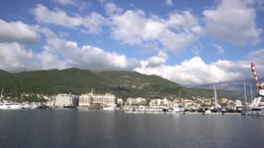 Tivat 'taki Porto Karadağ marinası, rıhtımdaki yatlar ve tekneler, vinç manzarası 
