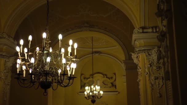 Svart metall kristallkrona i barock stil med tak och ljus glödlampor. — Stockvideo