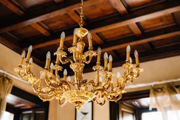 천장에 촛불 전구가 달린 황금색 샹들리에. — 스톡 사진