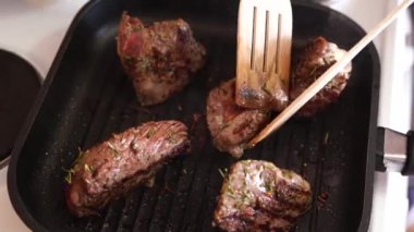Mutfakta yemek. Gurme mutfağında beslenme. Yemek hazırlıyorum. Yemek için yemek hazırla. Lezzetli yemek.