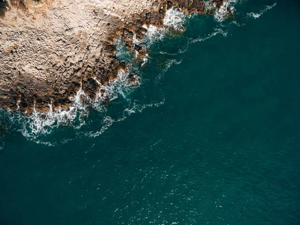 Vista aérea de las olas del océano y la fantástica costa rocosa. — Foto de Stock