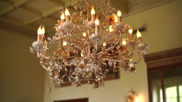 Křišťálový lustr se svíčkami v květinovém stylu v interiéru vily v Itálii. — Stock video