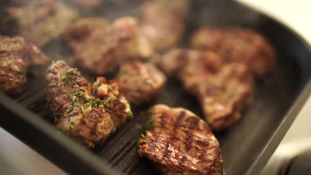 Filmati di carne fresca di manzo Bistecca su padella accesa. Come cucinare la migliore bistecca. — Video Stock