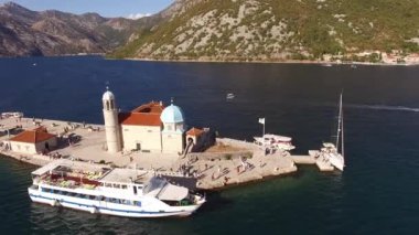 Kayalıklar Adası 'nın en güzel manzarası. Kotor Körfezi' ndeki yat ve turist teknesi. 