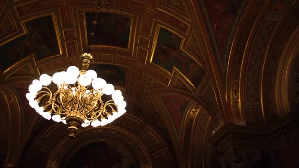 Large golden chandelier under the gilded ceiling in the interior. — Stock Video