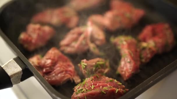 Close up view of spiced beef steak on grill pan. How to make perfect fillet mignon steaks. — Stock Video
