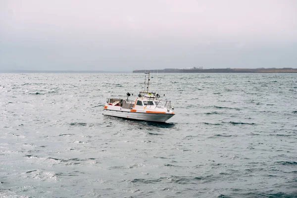 Barco a motor de pesca branco navega através do Oceano Atlântico na Islândia. Vista lateral — Fotografia de Stock