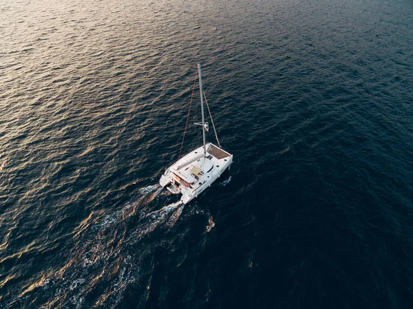 Veleiro catamarã branco navega no mar azul — Fotografia de Stock