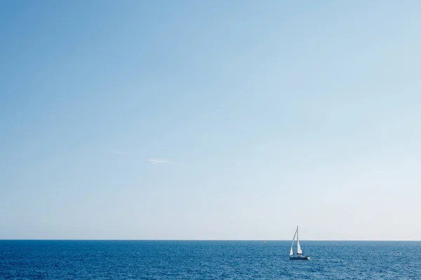 Velero en alta mar contra el cielo azul — Foto de Stock