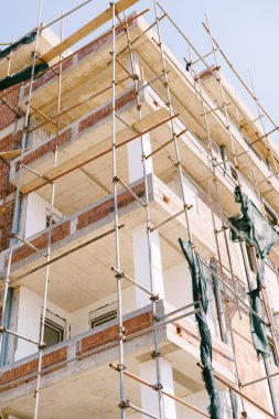 İnşaat halindeki binanın etrafındaki iskeleye. Alt görünüm