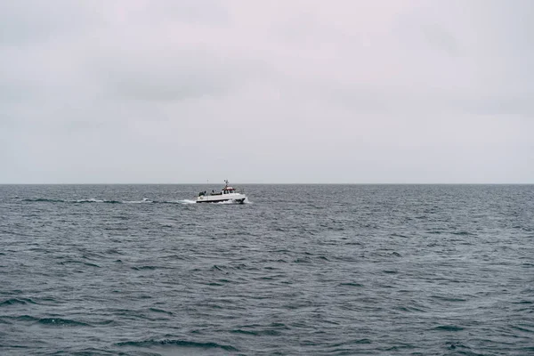 Barco a motor de pesca branco navega pelo oceano na Islândia — Fotografia de Stock