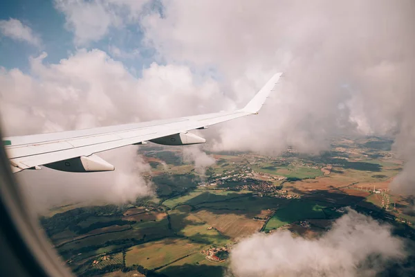 Vue de la fenêtre de l'avion au sol à travers les nuages — Photo