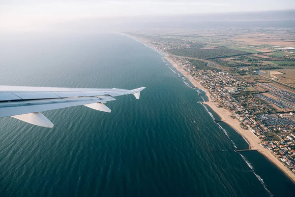 Vue de la fenêtre de l'avion vers la mer et la côte ouest de l'Italie — Photo