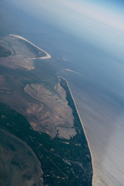 Uçak penceresinden yere ve aşağıdaki ormana bak.