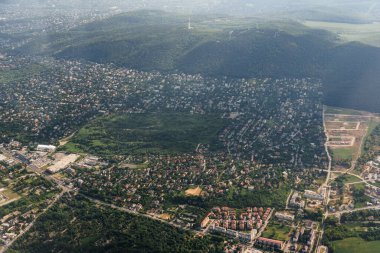 Budapeşte şehrinin binalarında uçan bir uçağın penceresinden bak.