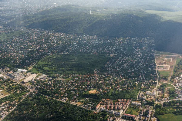Budapeşte şehrinin binalarında uçan bir uçağın penceresinden bak.