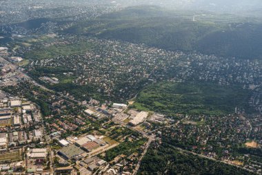 Budapeşte 'nin modern ve antik binalarında bir uçağın penceresinden bakın.