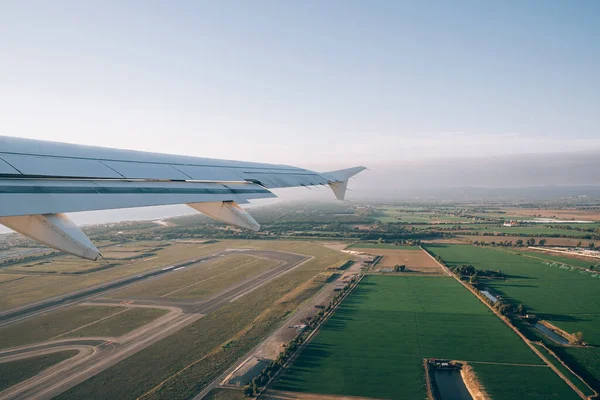 Vue de la fenêtre de l'avion des prairies vertes ci-dessous — Photo