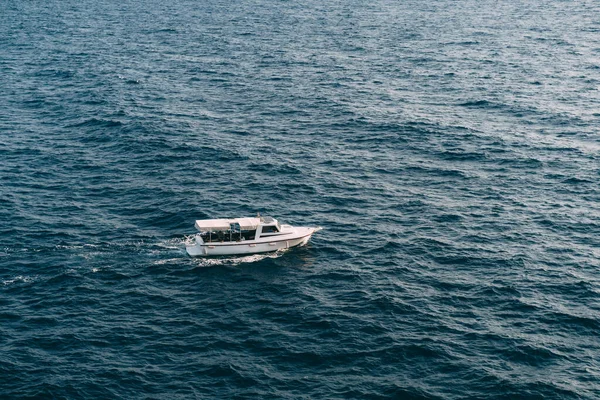 Yate de motor blanco navega en alta mar — Foto de Stock