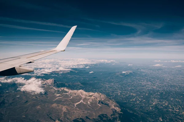 Montagnes des Apennins en Italie - vue depuis la fenêtre de l'avion — Photo