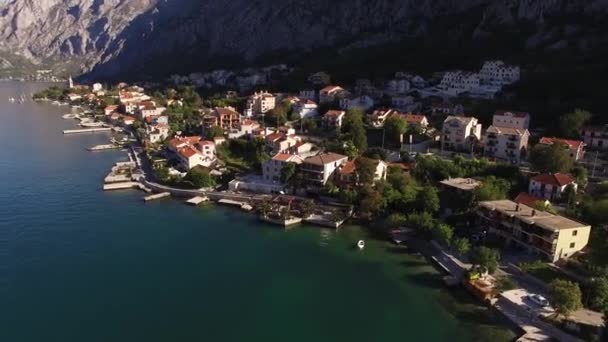 Veduta della piccola città della baia di Kotor ai piedi di splendide montagne — Video Stock