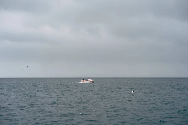 Barco de pesca flota en el Océano Atlántico cerca de Islandia — Foto de Stock