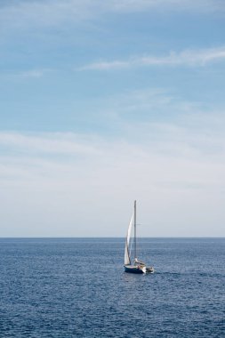 Beyaz yelkenli açık denizde yüzer