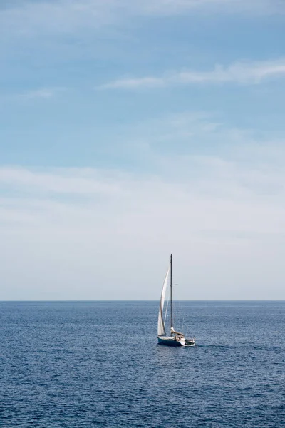 Bílá plachetnice plave na otevřeném moři — Stock fotografie