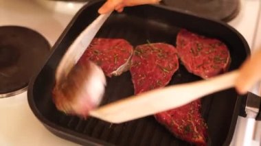 Yanmış tavada taze biftek görüntüsü. En iyi bifteğin nasıl pişirileceğini.