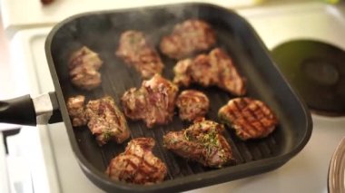 Mutfakta yemek. Gurme mutfağında beslenme. Yemek hazırlıyorum. Yemek için yemek hazırla. Lezzetli yemek.