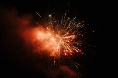 Parlak havai fişekler patlar gece gökyüzünde