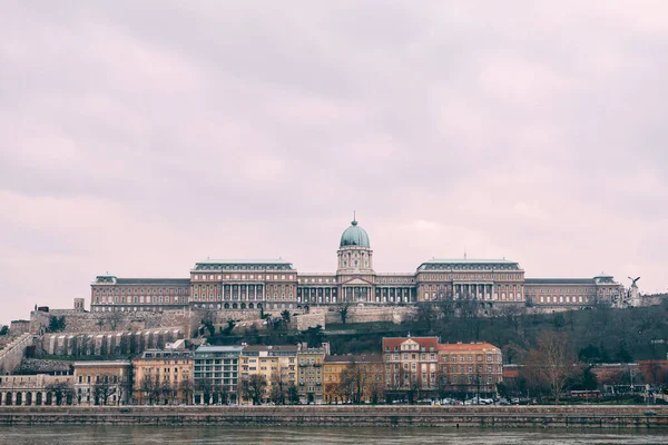 Blick auf den Königspalast in Budapest vor dem Hintergrund des Himmels — Stockfoto