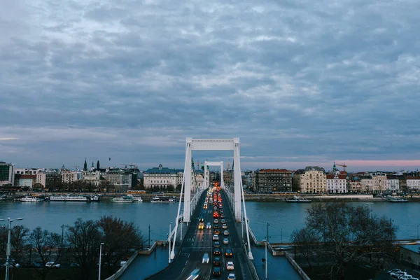 Veduta delle auto che guidano sul ponte Elisabetta sul Danubio a Budapest — Foto Stock