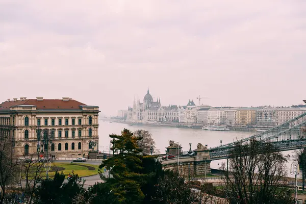 Toller Blick auf das in Dunst gehüllte Parlamentsgebäude bei Tageslicht in Budapest — Stockfoto