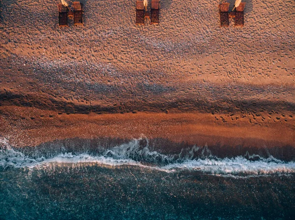 Vista aérea da praia com espreguiçadeiras perto da ilha de Sveti Stefan em Montenegro — Fotografia de Stock