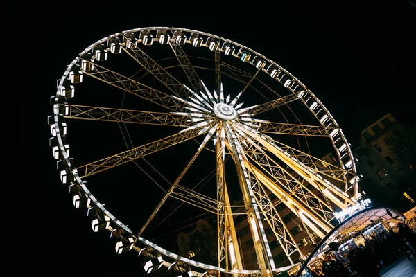 Blick auf das Riesenrad in Budapest bei Nacht mit Beleuchtung — Stockfoto