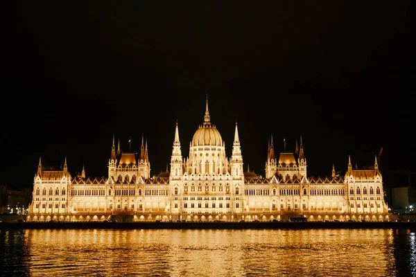 Parlamentsgebäude in schöner nächtlicher Illumination in Budapest. Frontansicht — Stockfoto
