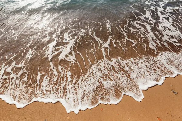 Surf marino. La ola corre hacia la playa — Foto de Stock