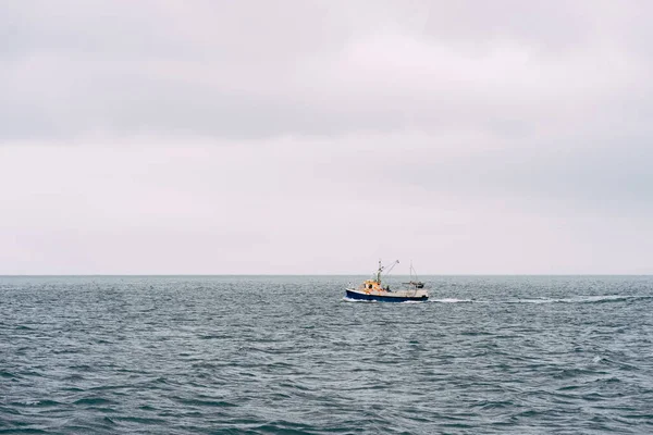 Barco de pesca branco flutua no Oceano Atlântico perto da Islândia — Fotografia de Stock