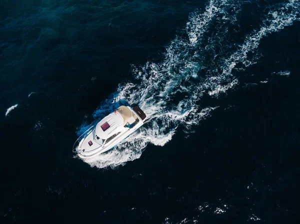 O barco a motor branco flutua no mar aberto. Vista de cima — Fotografia de Stock