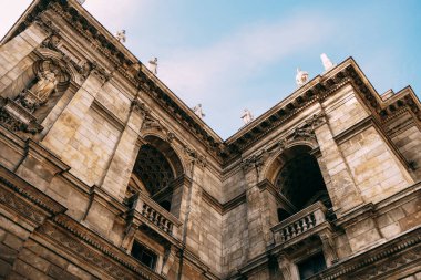 Budapeşte 'de gün boyunca heykelleri olan eski ve güzel bir binanın cephesi.