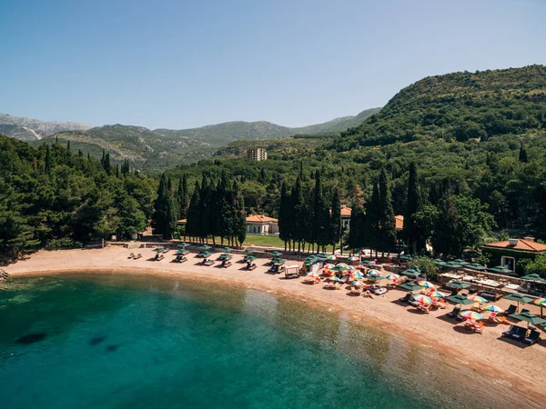 Pemandangan pantai kerajaan Przno di Montenegro terhadap latar belakang lereng hijau — Stok Foto