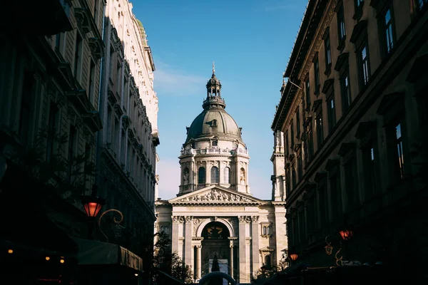 Budapeşte 'deki St. Stephens Bazilikası' nın merkez girişinin mavi gökyüzünün arka planına bakan sokak manzarası