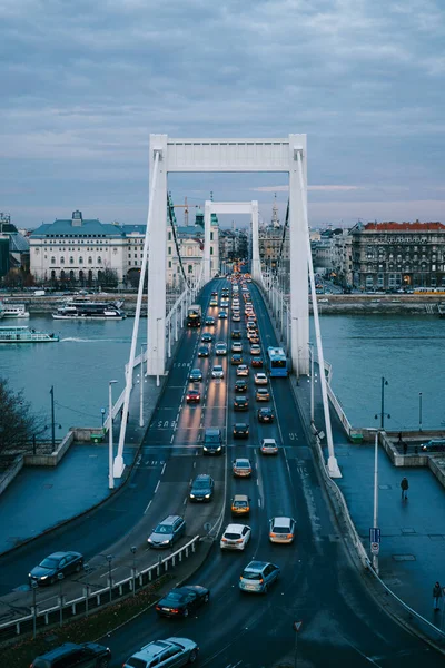 Utsikt över bilar passerar på Elizabeth Bridge över Donau i Budapest på kvällen — Stockfoto