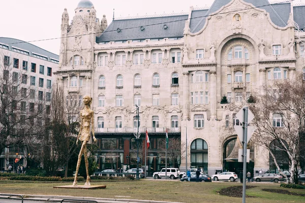 Socha dívky v hotelu Four Seasons Gresham Palace na náměstí Szechenyi, Budapešť — Stock fotografie